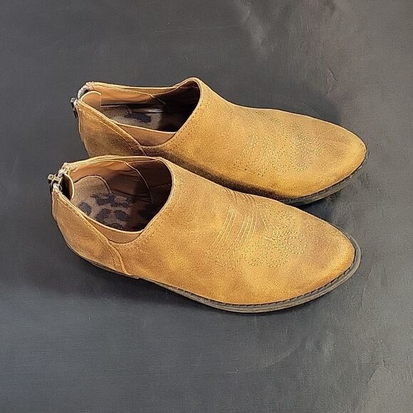 CAT&JACK BIG GIRLS SUEDE POINTED TOE BACK ZIPPER CLOSURE ANKLE BOOTIES - Picture 5 of 15